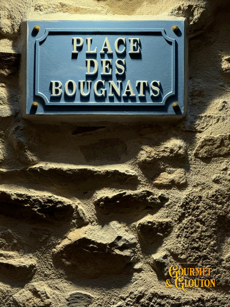 plaque Place des Bougnats à Chaudes-Aigues hommage aux Auvergnats de Paris