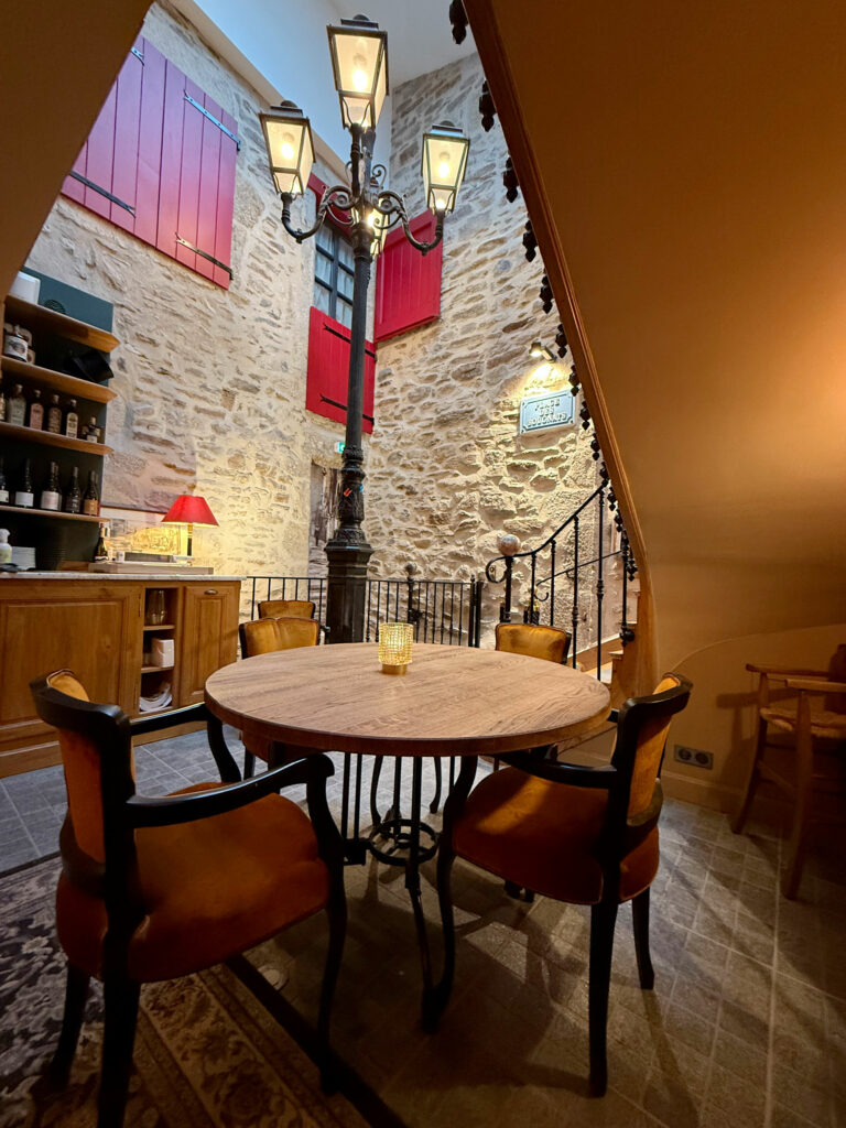 salle restaurant Gourmet et Glouton Chaudes-Aigues ambiance bougnat pierre et réverbère intérieur