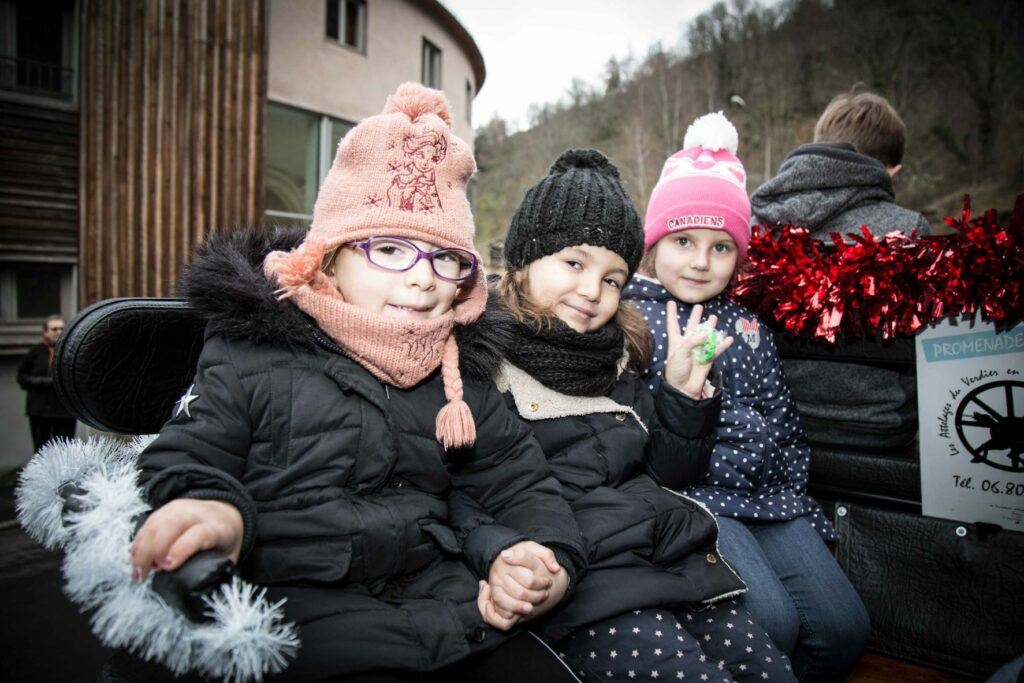 village-chaudes-aigues-noel-2021-enfants