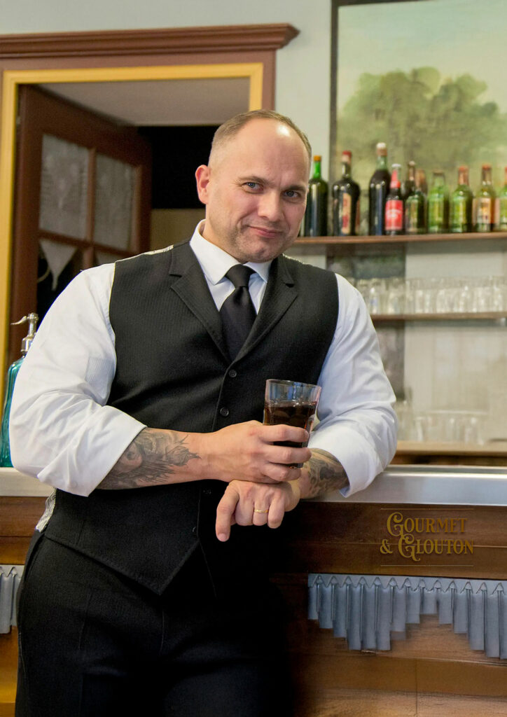 Stéphane Chaudesaigues au restaurant Gourmet et Glouton à Chaudes-Aigues ambiance bougnat