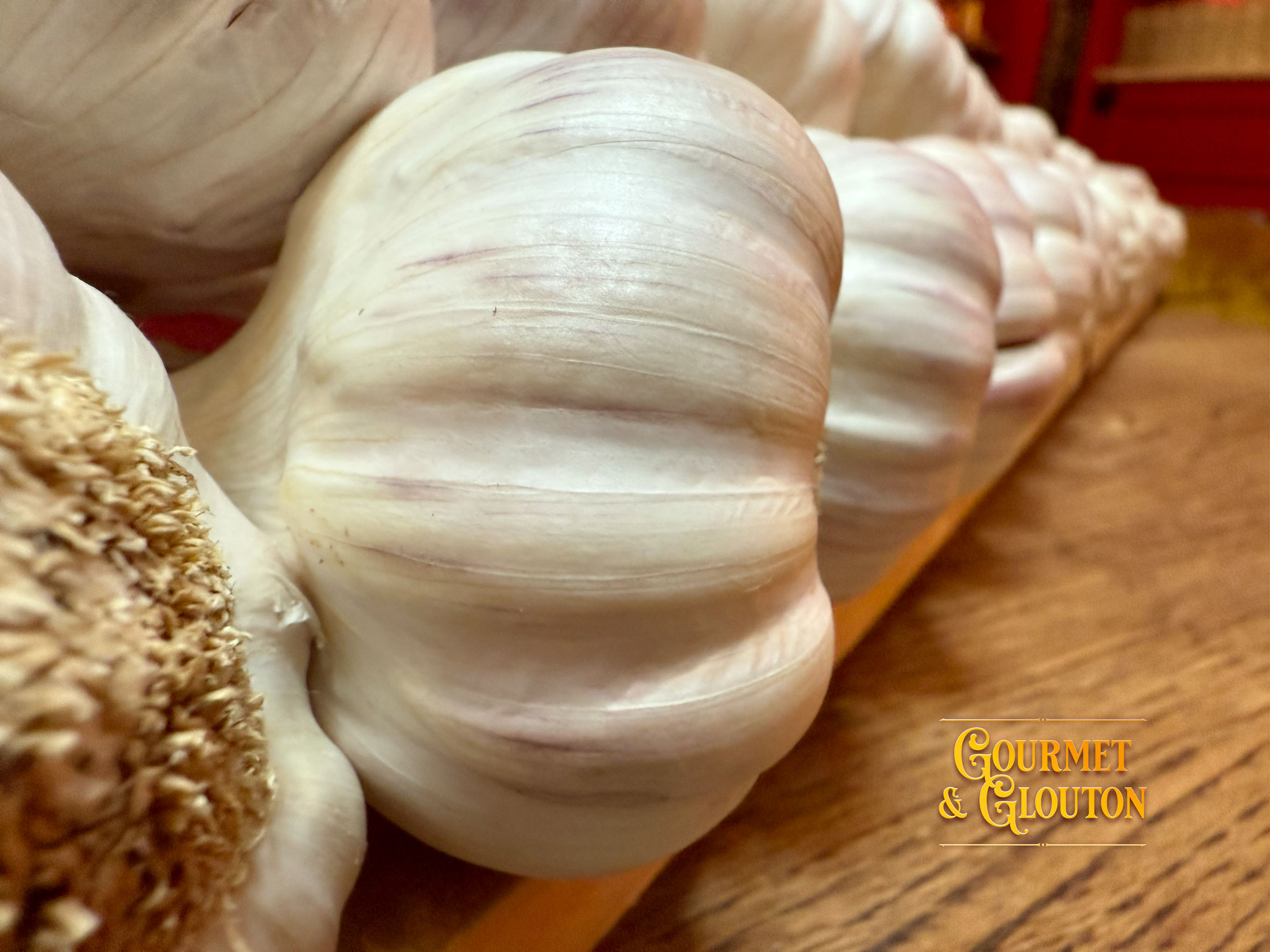 Ail rose de Lautrec, trésor du Tarn utilisé dans la cuisine traditionnelle du restaurant Gourmet & Glouton à ChaudesAigues