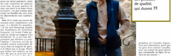 Cyril Cros, créateur de la marque textile BRACO, et le journaliste Yann Bayssat du journal La Montagne échangent autour d’un café au restaurant Gourmet & Glouton, Place des Bougnat à ChaudesAigues, symbole du savoir-faire local entre textile, artisanat et gastronomie auvergnate.