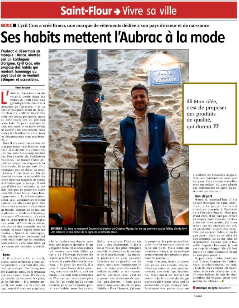 Cyril Cros, créateur de la marque textile BRACO, et le journaliste Yann Bayssat du journal La Montagne échangent autour d’un café au restaurant Gourmet & Glouton, Place des Bougnat à ChaudesAigues, symbole du savoir-faire local entre textile, artisanat et gastronomie auvergnate.