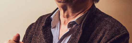 Portrait de Gilles Pudlowski lors de sa visite au restaurant Gourmet & Glouton à Chaudes-Aigues, félicitant Stéphane Chaudesaigues pour son bistrot canaille inspiré de la tradition auvergnate.