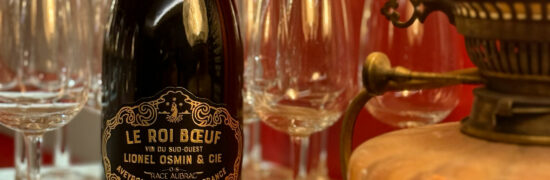 Bouteille de vin Roi Bœuf et viande Aubrac servies au restaurant Gourmet & Glouton à Chaudes-Aigues dans le Cantal.