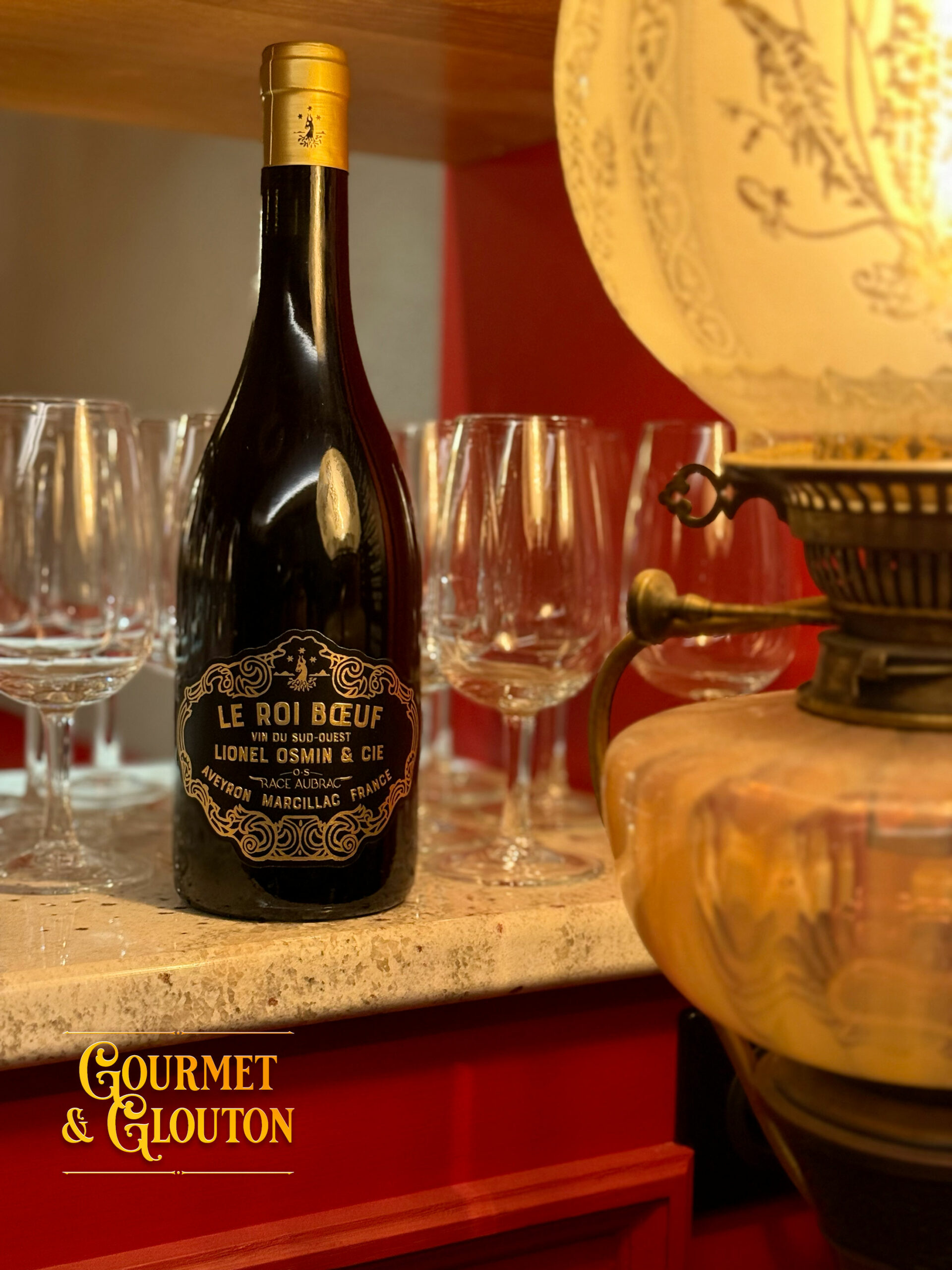 Bouteille de vin Roi Bœuf et viande Aubrac servies au restaurant Gourmet & Glouton à Chaudes-Aigues dans le Cantal.