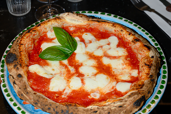 Pizza artisanale margherita servie à Chaudes-Aigues dans le Cantal