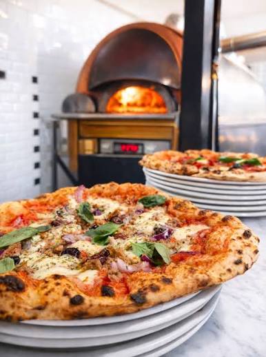 Pizza artisanale servie dans une pizzeria à Chaudes-Aigues.