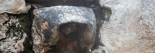 Source du Par à Chaudes-Aigues avec eau thermale à 82°C s’écoulant dans un chaudron en cuivre, patrimoine géothermique du Cantal.