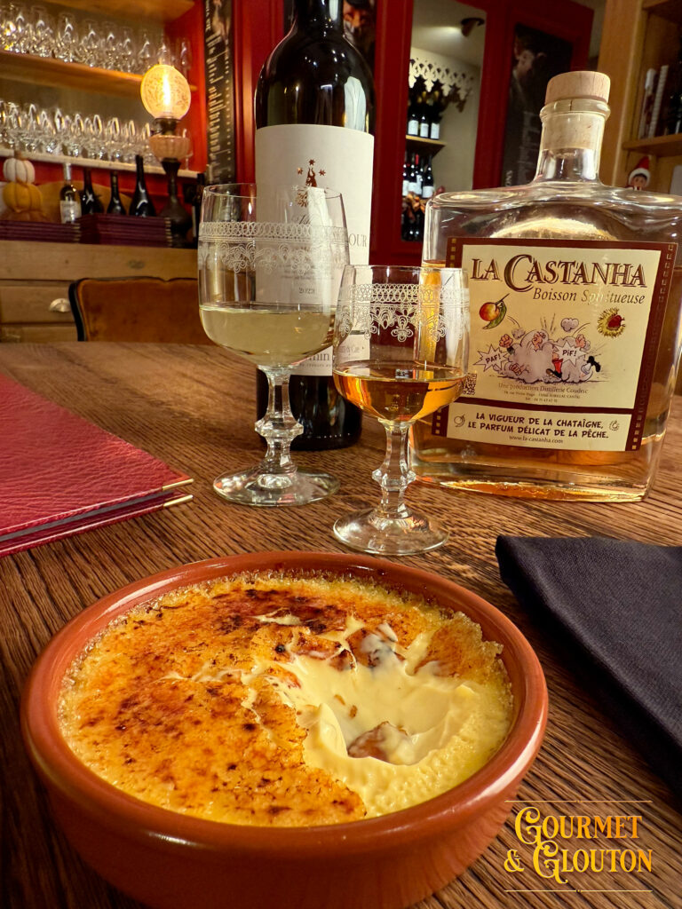 Crème brûlée maison servie chez Gourmet & Glouton à Chaudes-Aigues