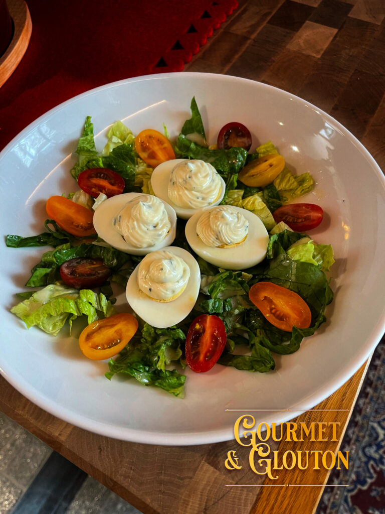 Cuisson des œufs dans l’eau thermale de la Source du Par à Chaudes-Aigues pour la recette d’œufs mayonnaise de Gourmet & Glouton.