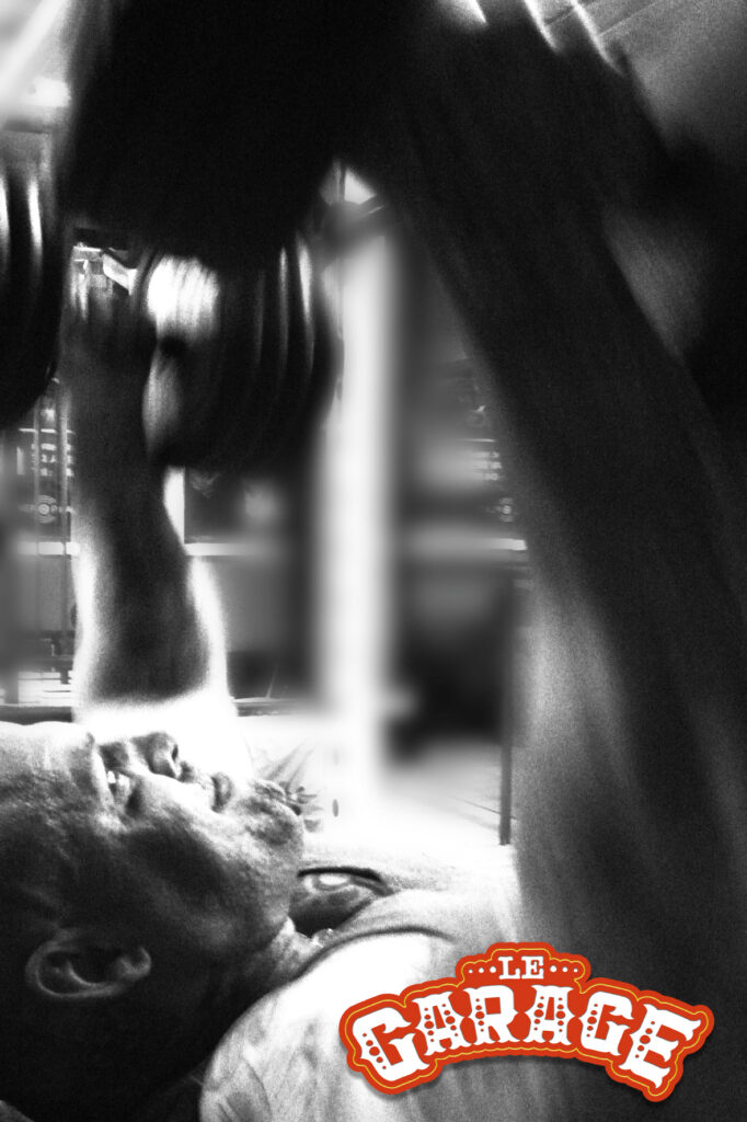 Sportif en préparation physique dans une salle de musculation à Chaudes-Aigues