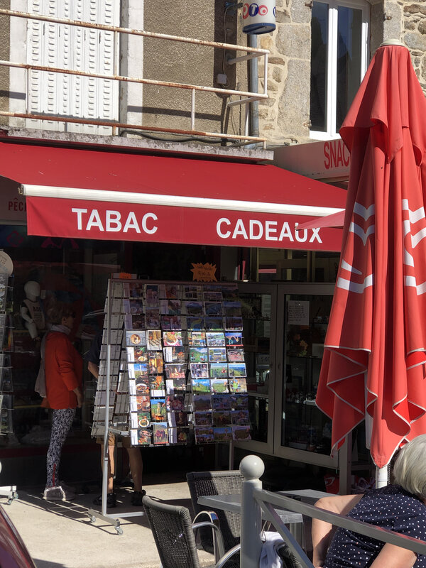 Tabac du Gravier à Chaudes-Aigues, tenu par Nadia Dumas et Manolo Garcia, commerce familial au cœur du village.