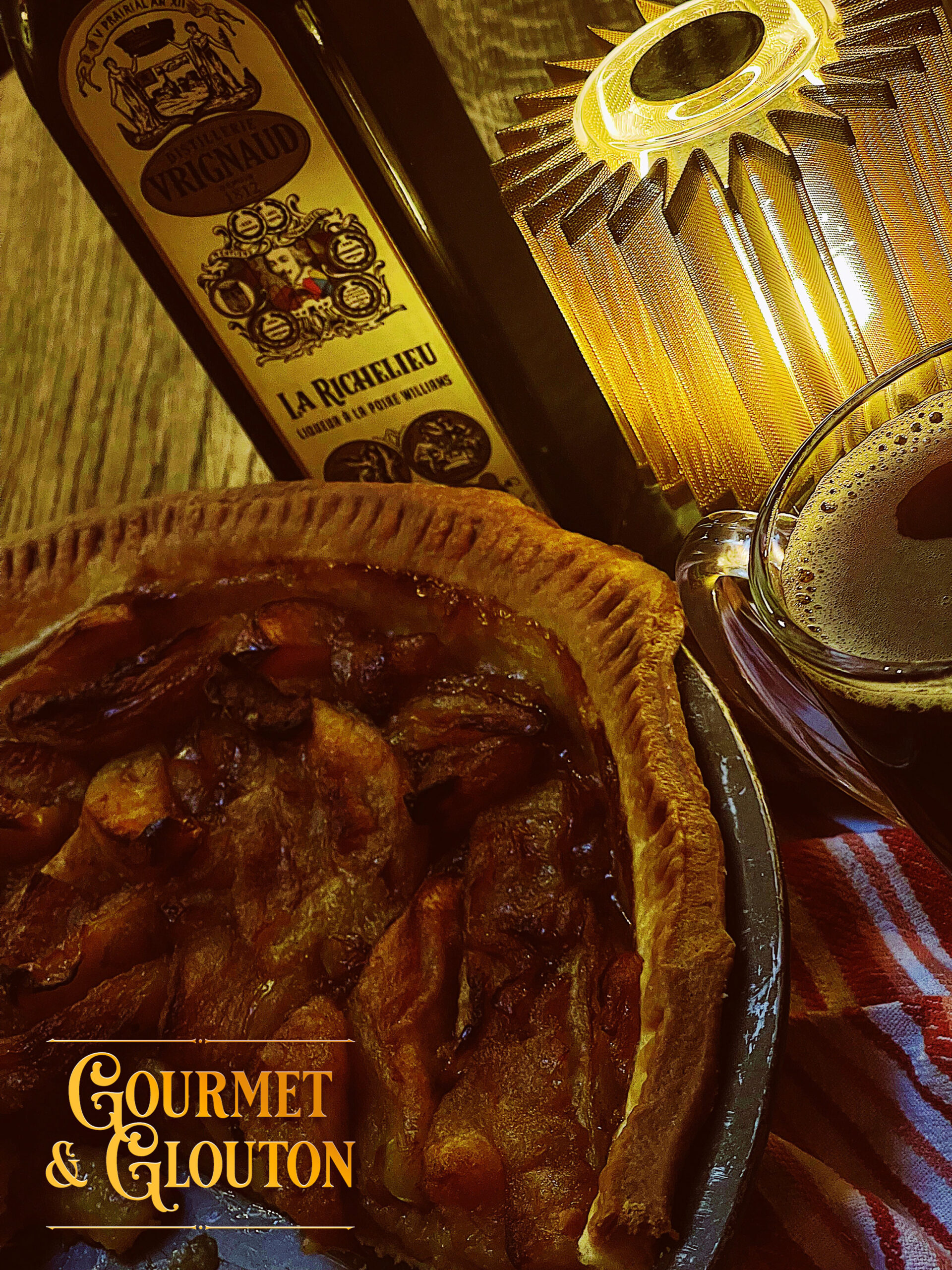 Tarte aux pommes de Cécile, signature de Gourmet & Glouton à Chaudes-Aigues : pâte épaisse et beurrée, pommes dorées, servie tiède avec un café de dégustation.