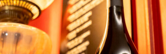 Lampe allumée et bouteille liée aux eaux thermales de Chaudes-Aigues, ambiance intérieure chaleureuse hors saison