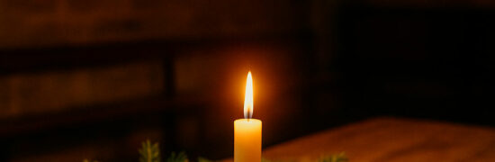 Couronne végétale de Noël éclairée à la bougie dans la chapelle des Pénitents à Chaudes-Aigues