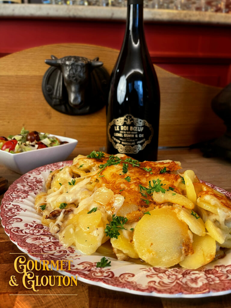 Truffade traditionnelle auvergnate à base de pommes de terre et tome fraîche servie au restaurant Gourmet & Glouton à Chaudes-Aigues dans le Cantal