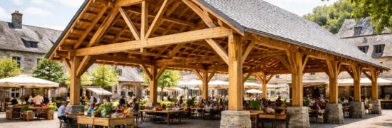 Halle en bois avec toiture en lauze, illustration d’une architecture adaptée à la moyenne montagne à Chaudes-Aigues