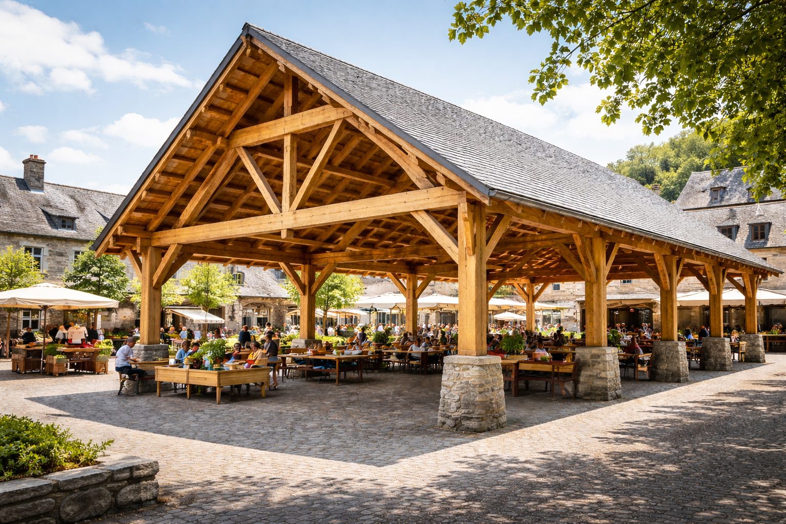 Halle en bois avec toiture en lauze, illustration d’une architecture adaptée à la moyenne montagne à Chaudes-Aigues