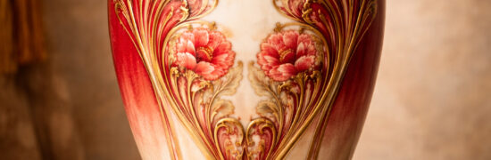 Potiche Art déco rouge inspirée d’Alphonse Mucha, symbole d’une parité affichée et d’un engagement citoyen fragilisé dans les communes rurales