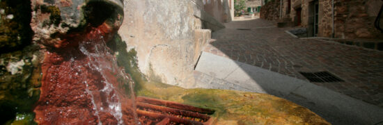 Source d’eau chaude à Chaudes-Aigues dans une rue du village thermal du Cantal