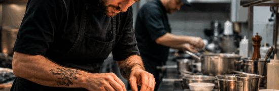 recrutement en restauration à Chaudes-Aigues cuisinier en service dressage assiette