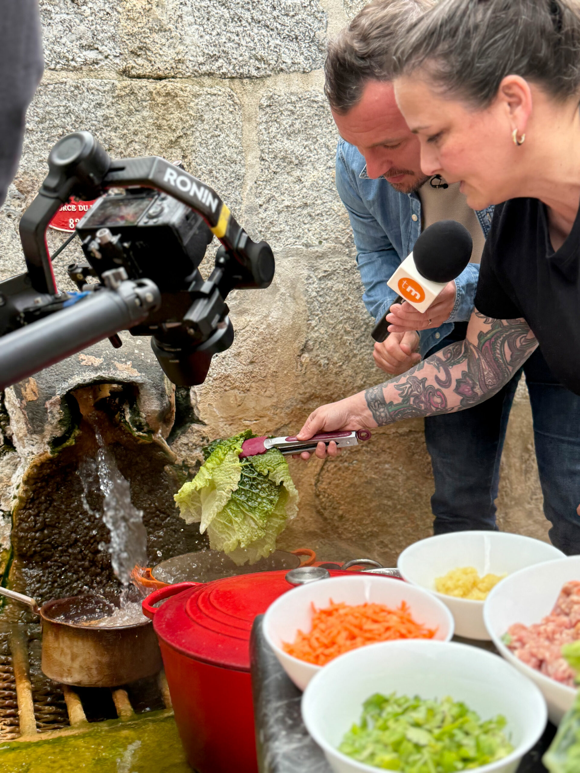 Cécile Chaudesaigues et Loïc Ballet lors du tournage de Télématin à la Source du Par à Chaudes-Aigues.