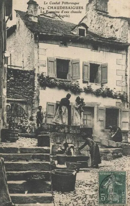 Carte postale ancienne représentant la fontaine d'eau chaude de Chaudes-Aigues, où les habitants utilisaient quotidiennement les eaux thermales au cœur du village.