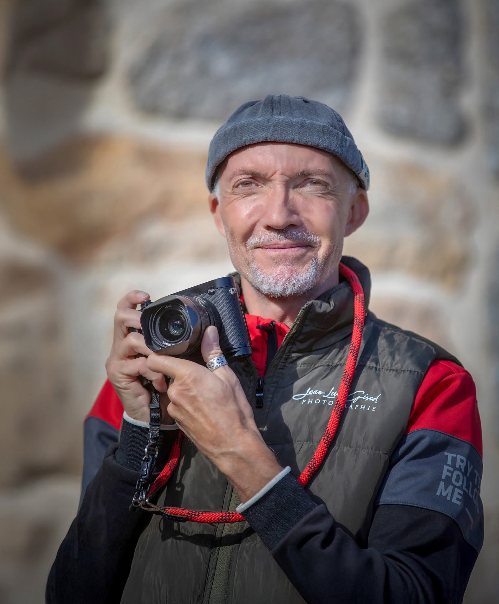 Jean-Luc Girod tenant son appareil photo lors de son exposition consacrée à l'Aubrac et à la transhumance à Chaudes-Aigues.