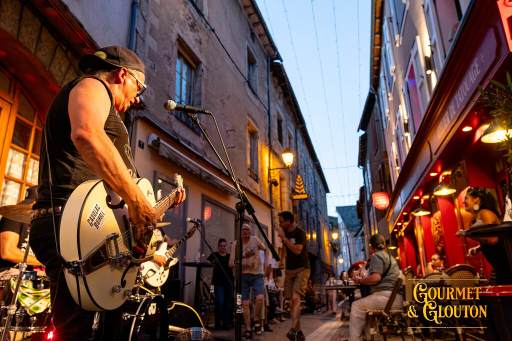 Guitariste de Cadillac Rumble en concert devant Gourmet & Glouton à Chaudes-Aigues