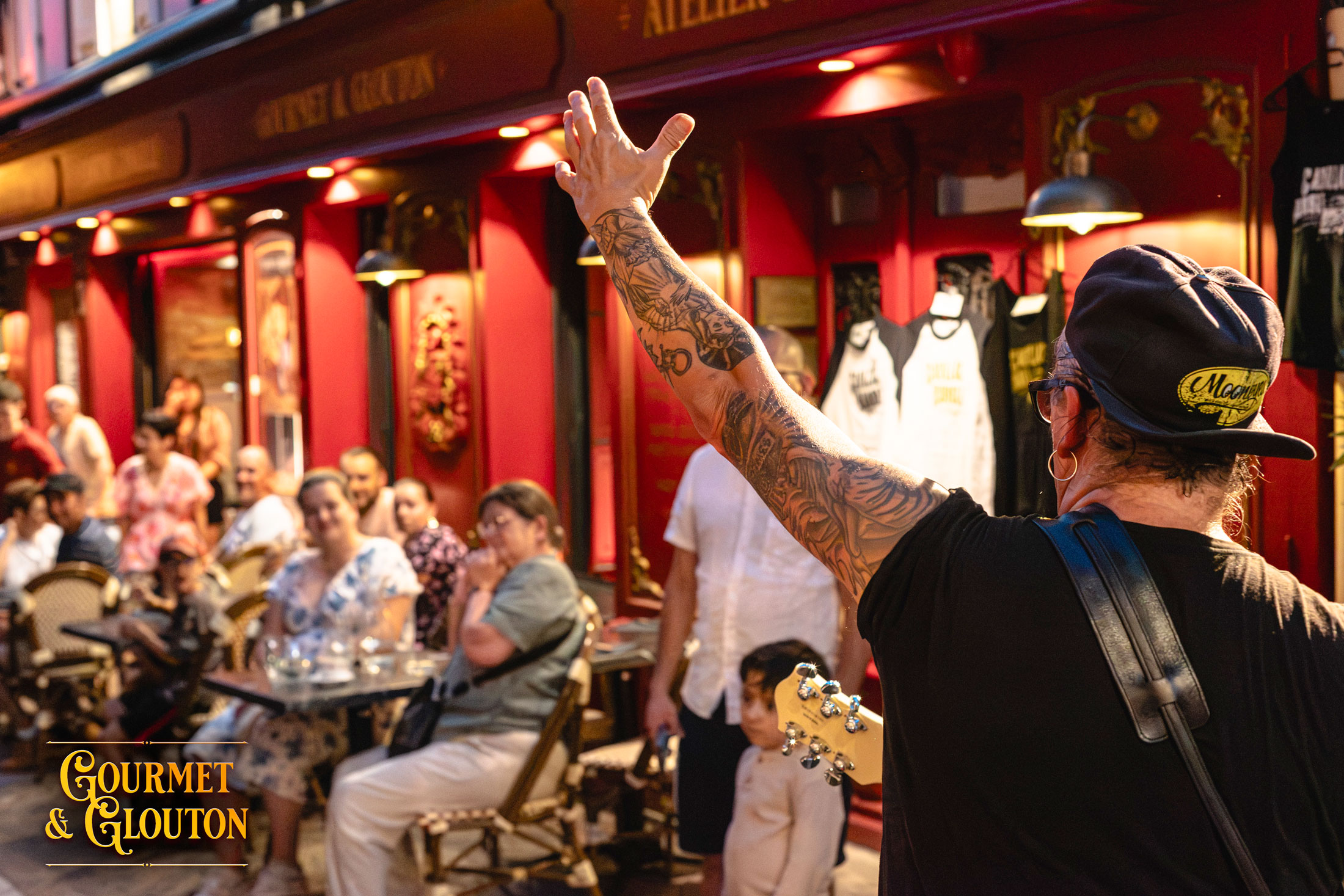 Un musicien de Cadillac Rumble salue le public devant Gourmet & Glouton à Chaudes-Aigues