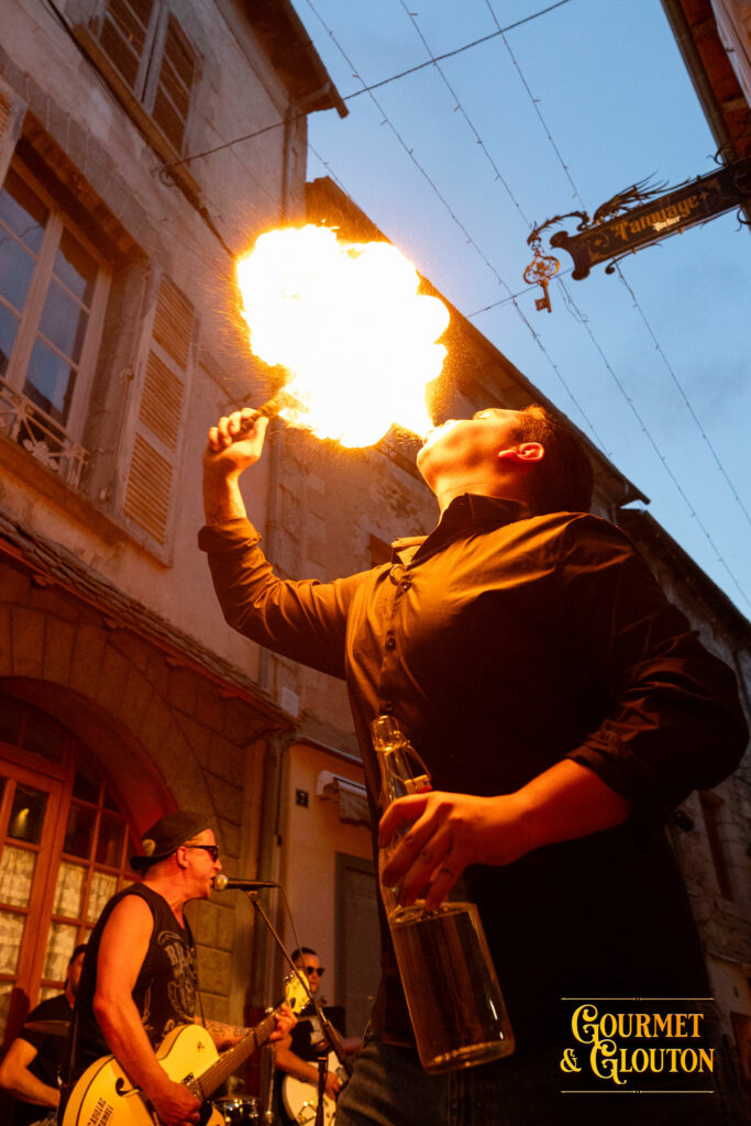 Enzo, surnommé Petit Dragon, crache du feu pendant le concert de Cadillac Rumble à Chaudes-Aigues