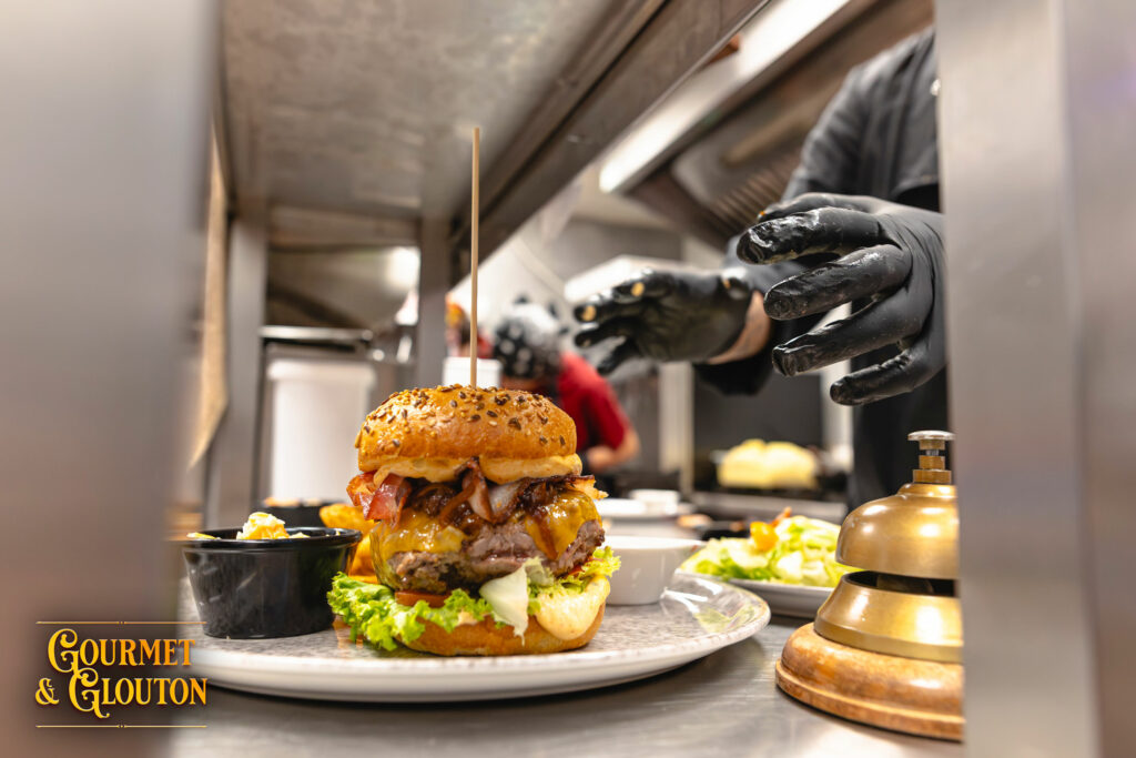 Préparation du Double G Burger à la viande d’Aubrac chez Gourmet & Glouton à Chaudes-Aigues